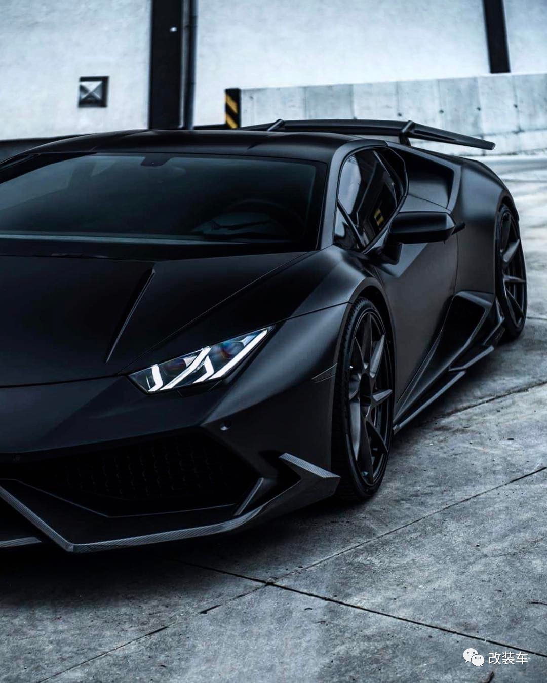 400多万的兰博基尼不够玩,非要把宝马x5m也改装成地狱