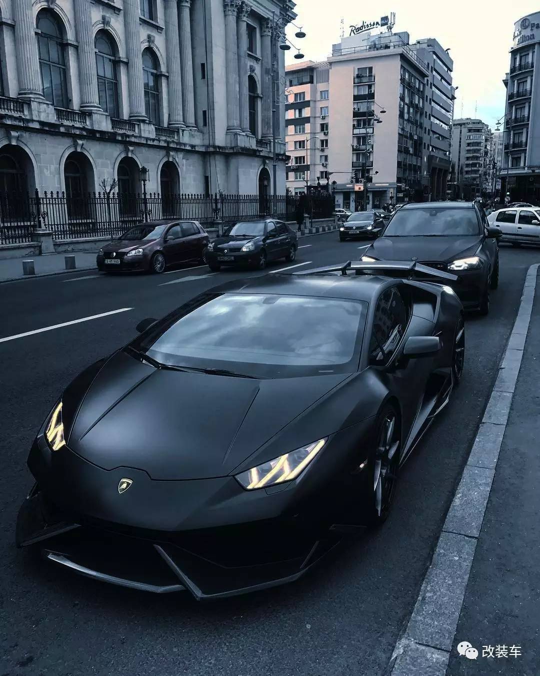 400多万的兰博基尼不够玩,非要把宝马x5m也改装成地狱