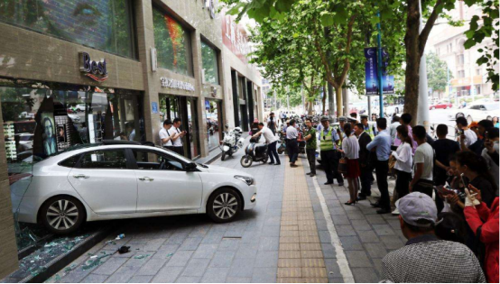 绅宝智行专治各种女司机 马路杀手终结者来了613.png