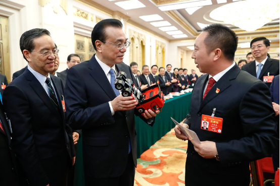 总理手中的中国红东风天龙旗舰123.png