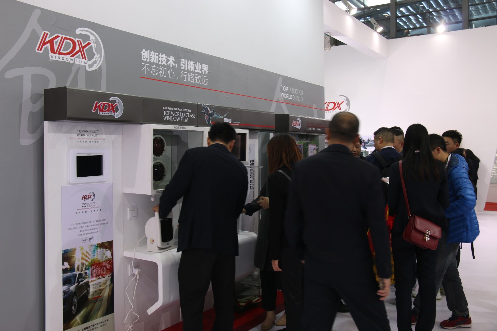 发布会上李总表示:作为一家在2015年才刚刚成立的窗膜品牌,就创造出一年贴膜汽车数百万台,占据行业20%市场份额的佳绩,开拓了前所未有的市场局面。李总还向记者介绍道:只有过硬的质量和领先的技术才能够通过客户体验改变对国产品牌的认识,举个例子,康得新来自于光学膜,我们的窗膜生产环境严格按照光学显示膜的净化标准打造,这在整个太阳膜行业是独一无二的。我们也会把一些光学显示膜的技术延伸到太阳膜领域,为太阳膜客户提供更多更好的产品。我们有信心大幅度将中国膜从原来的低质低价向中国创造和中国智造转型,真正转变成世界级